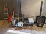 une pièce où il y a beaucoup d'outils, dont certains sont posés par terre