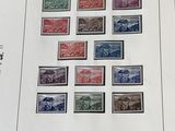 un livre recouvert de timbres, posé sur une table