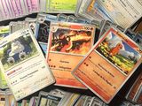 beaucoup de cartes pokemon sur la table