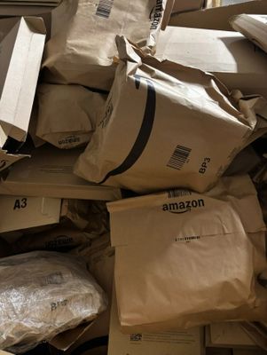 une grande pile de cartons empilés les uns sur les autres