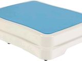 un gros plan sur un coussin bleu posé sur un socle blanc