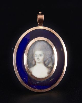 portrait d'une femme en robe bleue sur un pendentif plaqué or