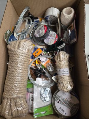 une boîte remplie d'objets posés sur le sol