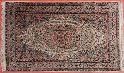 un tapis persan ancien orné d'un motif en médaillon sur fond rose