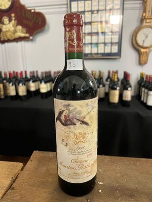 une bouteille de vin rouge posée sur une table en bois