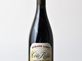 une bouteille de vin rouge posée sur une table en bois
