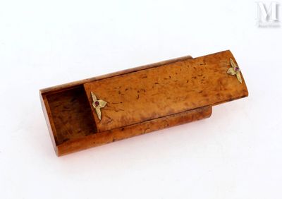 Boîte à allumettes La boîte en loupe de tuya à section ovale…