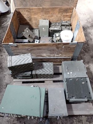 une caisse en bois remplie d'objets divers, posée sur une palette