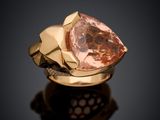 un gros plan d'une bague en or sertie d'un diamant rose
