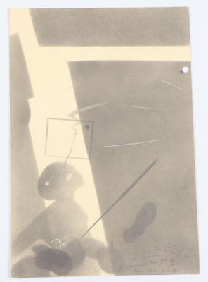 une photo en noir et blanc d'un homme tenant un couteau