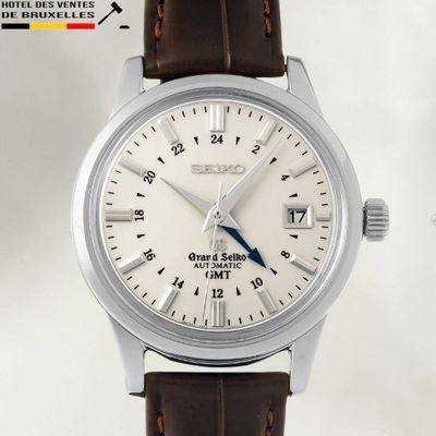 an image of a close up of a wrist watch with a white dial