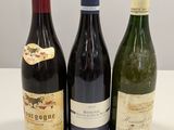 trois bouteilles de vin sont alignées sur une table