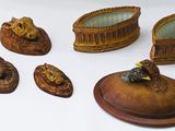 une petite collection de figurines posées sur une surface blanche