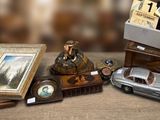 un grand nombre d'objets posés sur une table