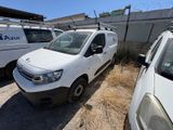 une camionnette blanche garée sur un terrain