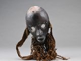 une image représentant un masque noir avec de longs cheveux