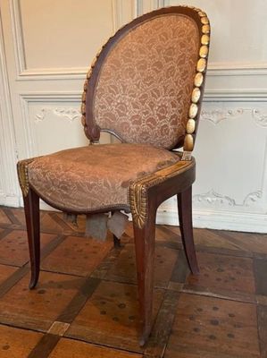 une image représentant une chaise posée sur un sol carrelé