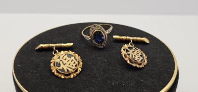 une image représentant un coffret à bijoux contenant une bague, des boucles d'oreilles et une bague