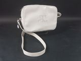 une photo d'un sac à main blanc orné d'un monogramme
