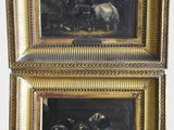 deux tableaux encadrés représentant des chevaux et des cavaliers dans une écurie