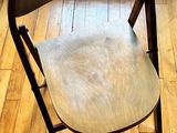 une chaise en bois posée sur un parquet en bois dur