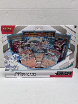 une boîte de cartes pokemon posée sur une table