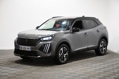 Un SUV gris est garé dans une pièce dont le sol est en damier.