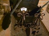 une vieille marmite en fer contenant un couteau et d'autres ustensiles