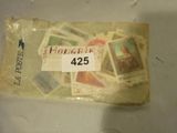 un sac de timbres posé sur une table