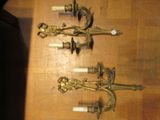 trois bougies posées sur une table en bois