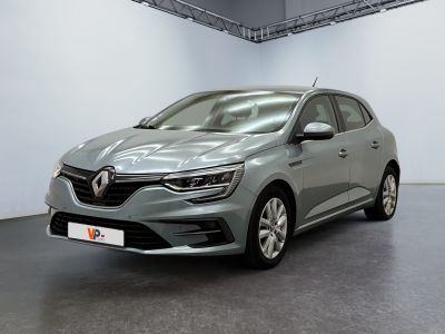 Une voiture grise est garée dans une grande pièce.