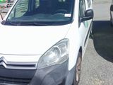 une camionnette blanche garée sur le parking
