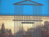une photo d'une cellule de prison avec un ciel bleu en arrière-plan