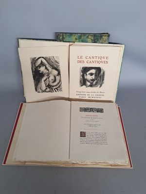un livre ouvert posé sur une table, à côté d'une photo d'une femme