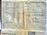 un ticket de caisse sur lequel figure la photo d'une personne tenant un téléphone portable