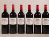 six bouteilles de vin sont alignées sur une table