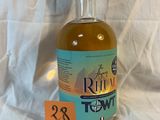 une bouteille de rhum sur fond blanc