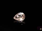 gros plan d'un diamant blanc sur une surface noire