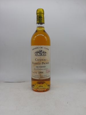 l'image d'une bouteille de vin posée sur une table