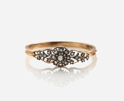 un gros plan d'une bague en or sertie de diamants noirs