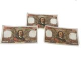 trois billets de banque empilés les uns sur les autres
