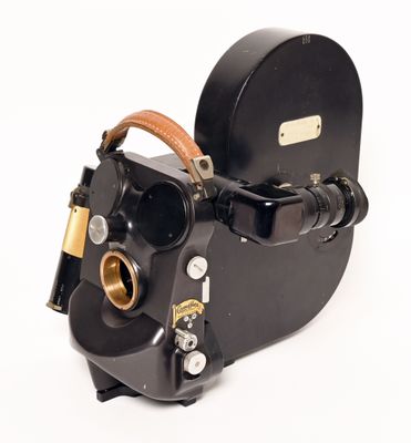 une machine noire avec une poignée marron sur un fond blanc