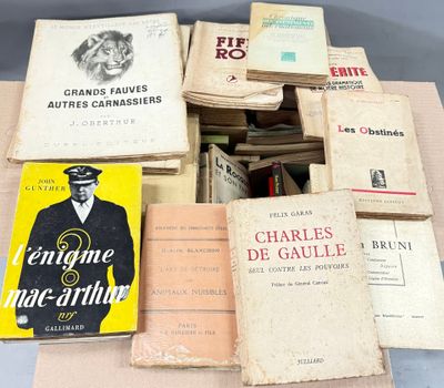 de nombreux livres posés sur une table
