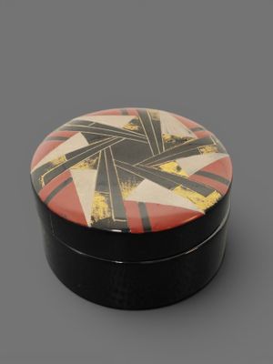 une image représentant une boîte noire ornée d'un motif rouge et jaune