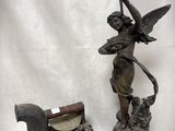 une statue représentant une femme tenant une épée à côté d'une boîte