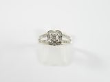 gros plan d'une bague en diamant sur une surface blanche