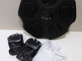 une photo d'une enceinte noire et d'une paire de gants