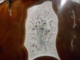une photo d'une table sur laquelle se trouve un vase en verre