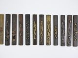 plusieurs types de bâtonnets en bois, chacun orné d'un motif différent