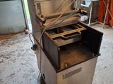 une machine qui se trouve à l'intérieur d'un bâtiment